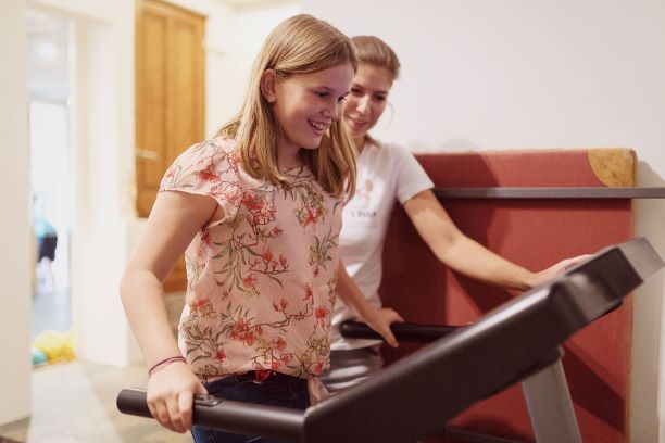Tijdens de groeispurt kunnen er blessures ontstaan. Sportbeoefening moet aangepast worden door de kinderfysiotherapeut.