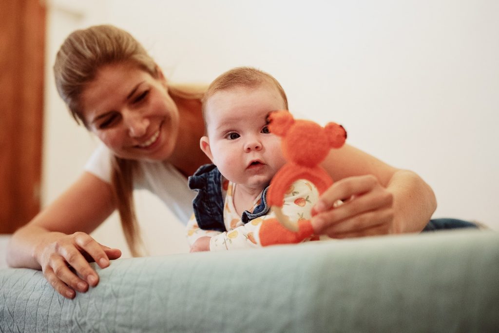Buiklig oefenen baby bij voorkeurshouding.